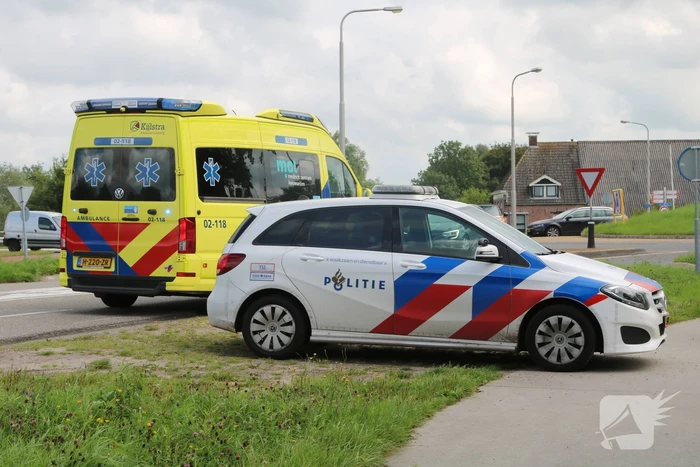 Vrouw met fiets gaat onderuit