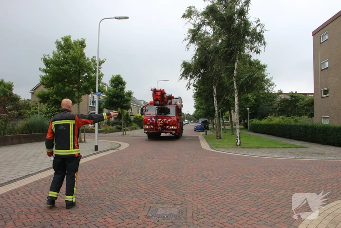 Kraan ingezet om persoon uit woning te halen