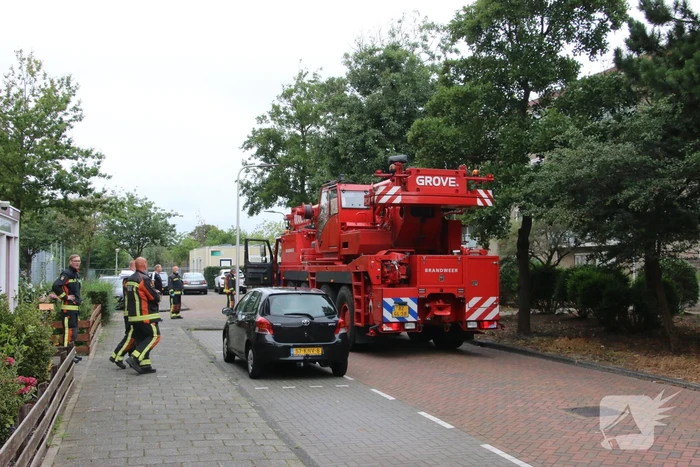 Kraan ingezet om persoon uit woning te halen