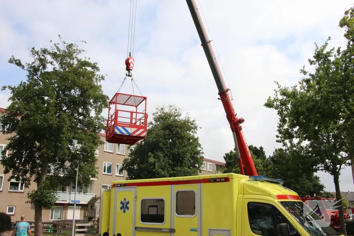 Kraan ingezet om persoon uit woning te halen