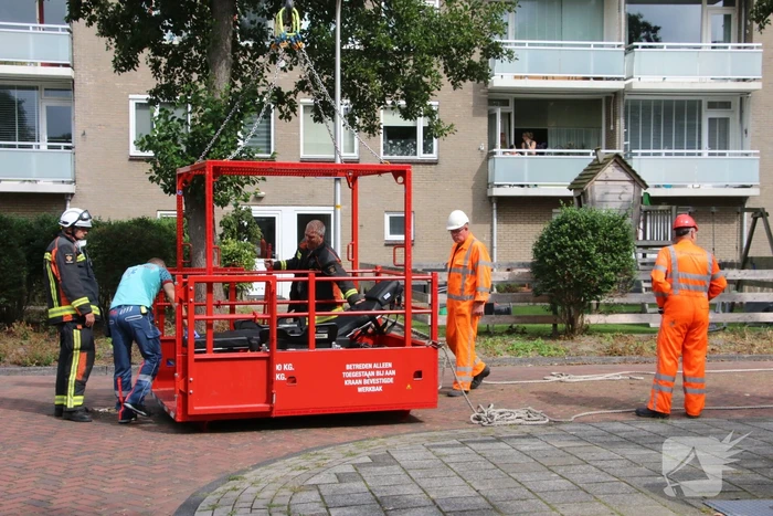 Kraan ingezet om persoon uit woning te halen