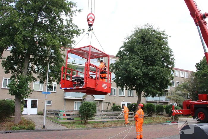 Kraan ingezet om persoon uit woning te halen