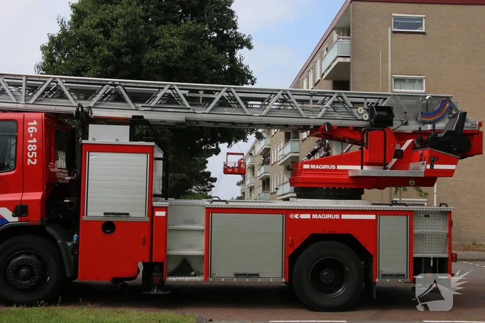 Kraan ingezet om persoon uit woning te halen