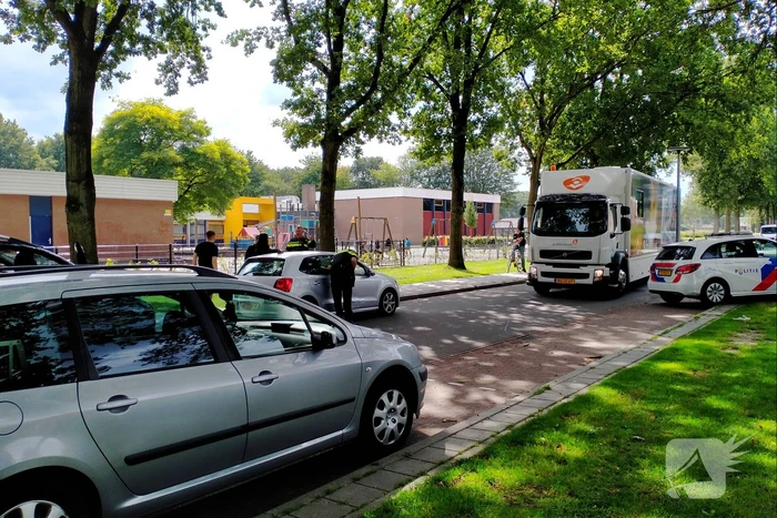 Voetganger voor openbare basisschool Angelslo aangereden