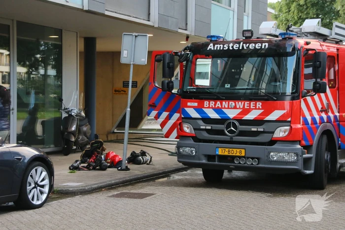 Old-timer brandt uit in parkeergarage