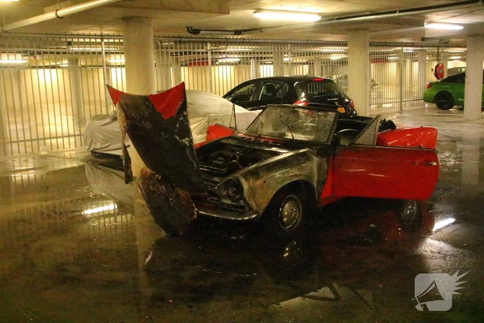 Old-timer brandt uit in parkeergarage