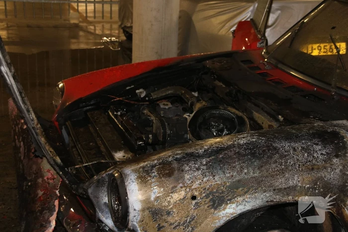 Old-timer brandt uit in parkeergarage