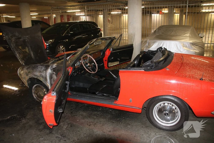 Old-timer brandt uit in parkeergarage