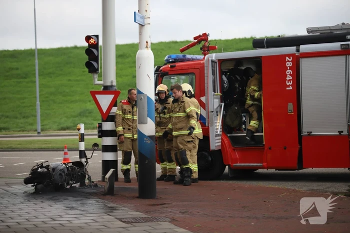 Brandweer blust brandende scooter