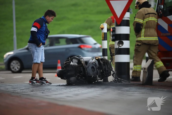 Brandweer blust brandende scooter