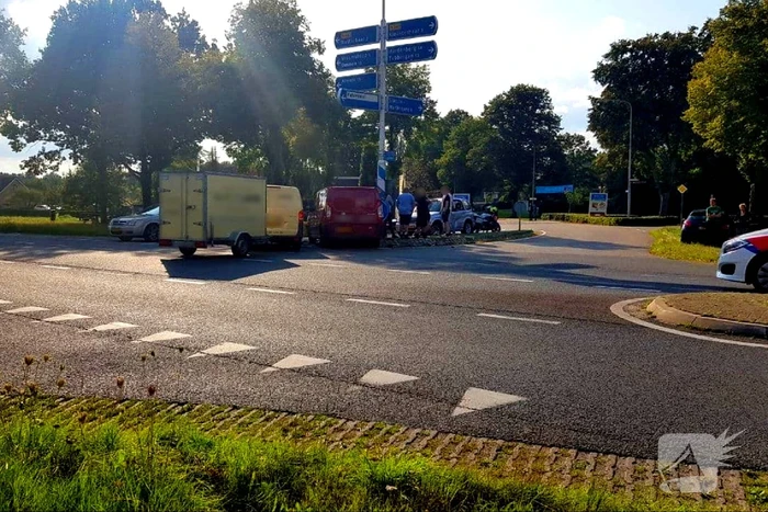 Twee bestelbussen botsen op kruising