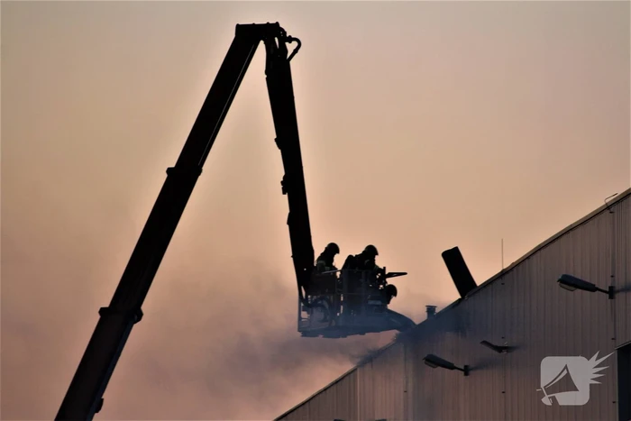 Grote uitslaande brand bij Extrusie fabriek