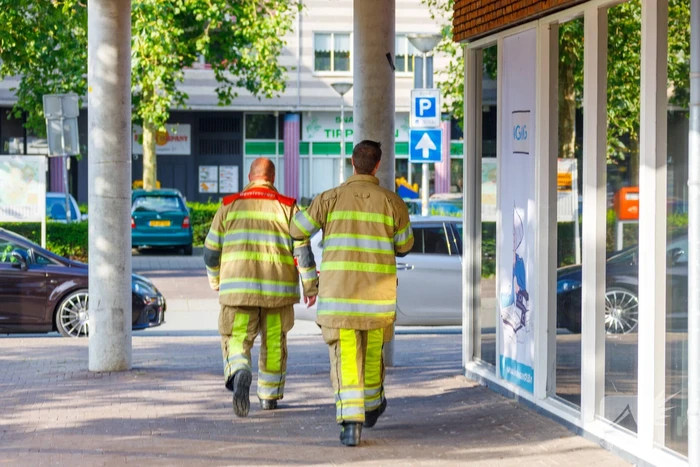 Dakdekkers zetten pand informatiewinkel Indebuurt033 vol rook