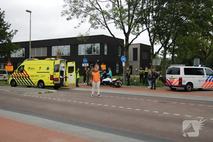 Scooterrijder gewond bij aanrijding op fietspad