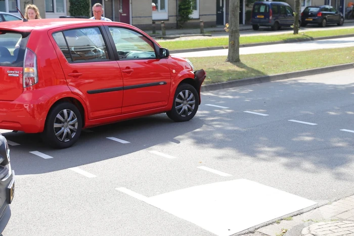 Auto botst op scootmobiel