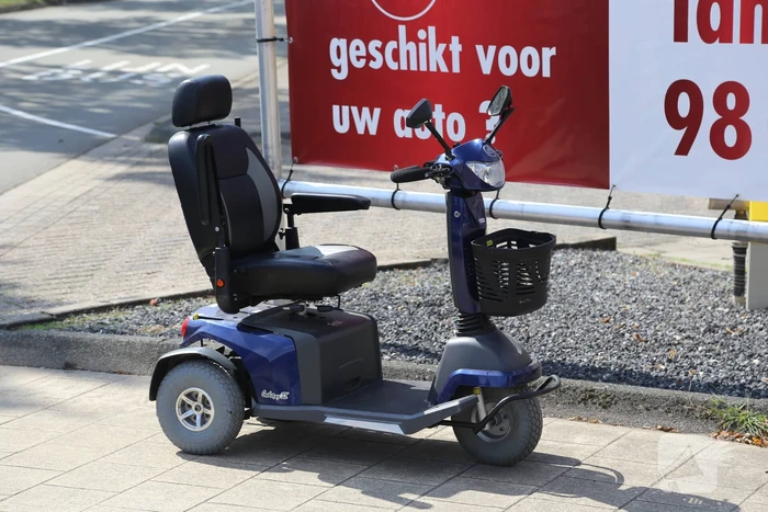 Auto botst op scootmobiel