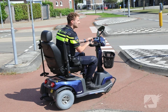 Auto botst op scootmobiel