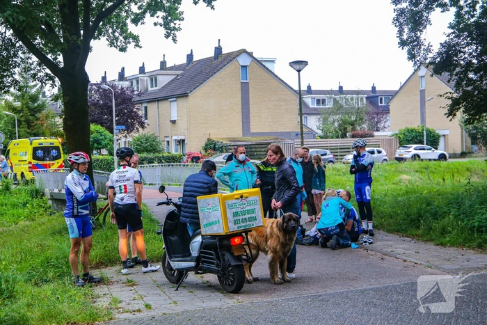 Wielrenners en scooterrijder gewond bij remactie