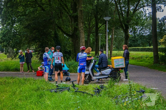 Wielrenners en scooterrijder gewond bij remactie