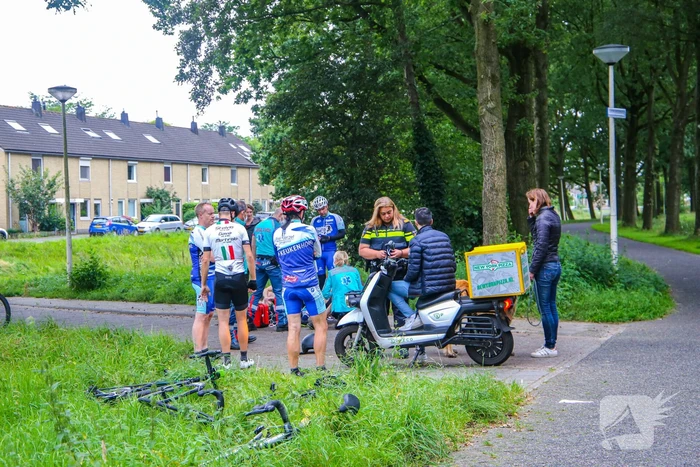 Wielrenners en scooterrijder gewond bij remactie