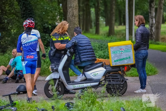 Wielrenners en scooterrijder gewond bij remactie