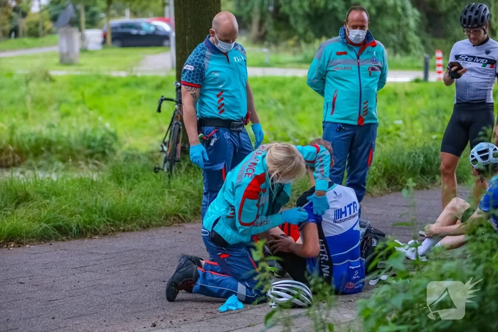 Wielrenners en scooterrijder gewond bij remactie