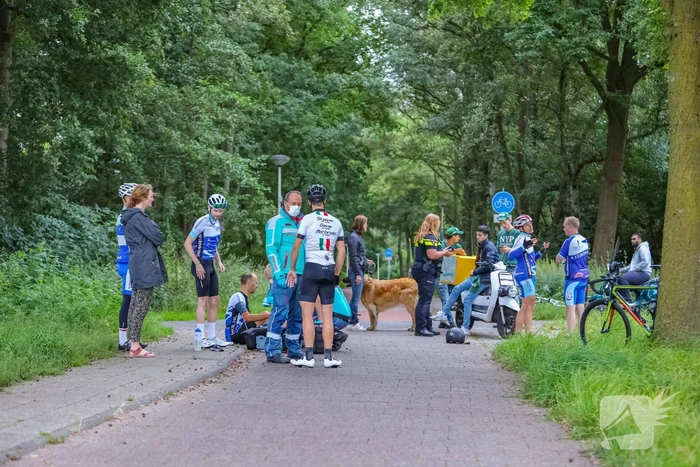 Wielrenners en scooterrijder gewond bij remactie