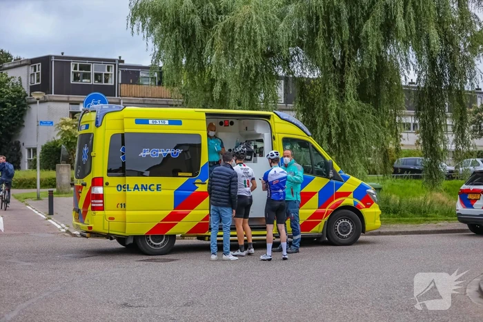 Wielrenners en scooterrijder gewond bij remactie