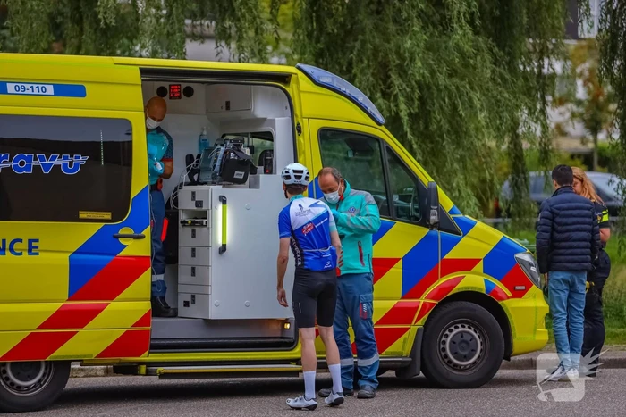 Wielrenners en scooterrijder gewond bij remactie