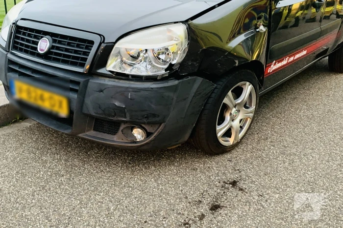Veel schade bij botsing tussen twee auto's
