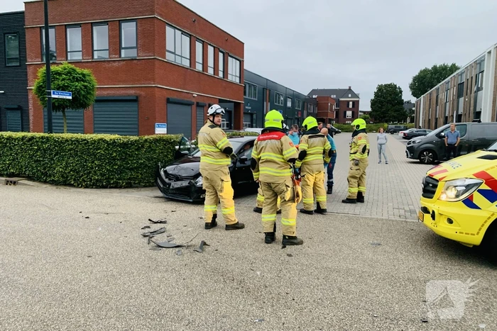 Veel schade bij botsing tussen twee auto's