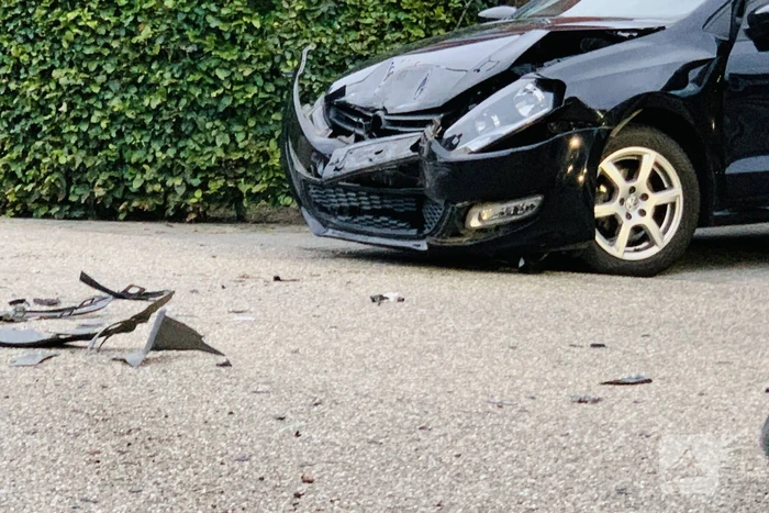Veel schade bij botsing tussen twee auto's