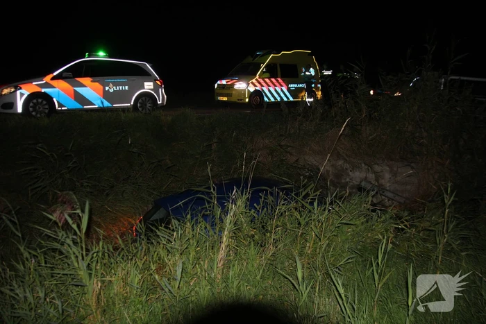 Auto belandt in sloot
