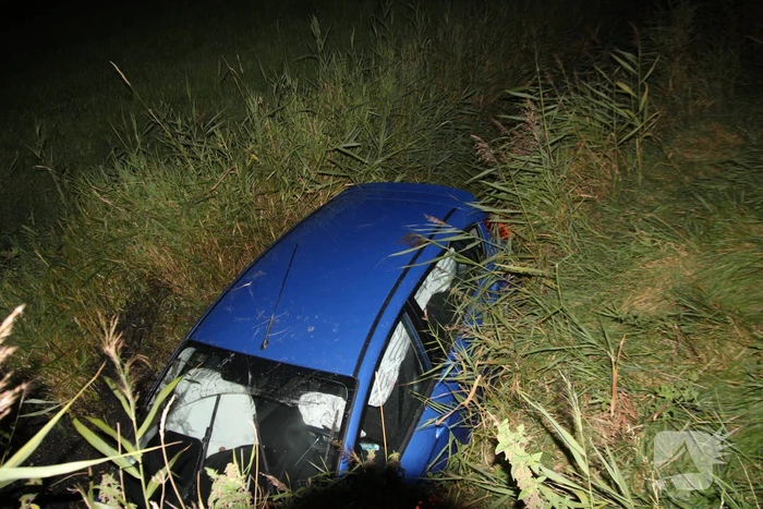 Auto belandt in sloot