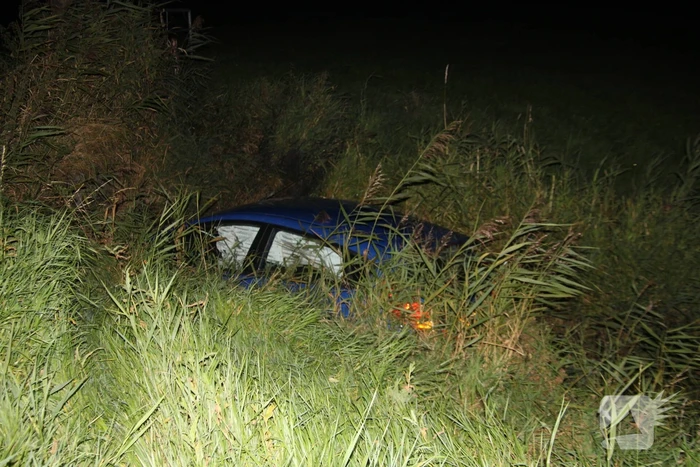 Auto belandt in sloot