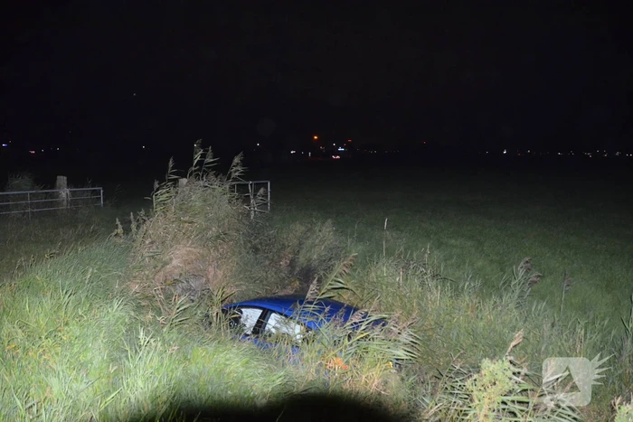 Auto belandt in sloot