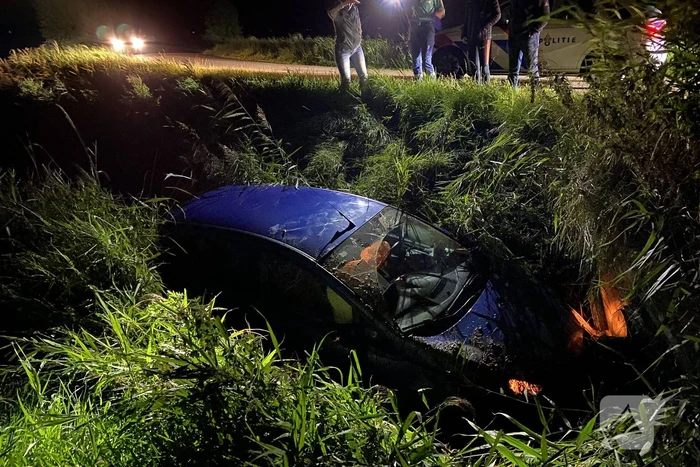 Auto belandt in sloot