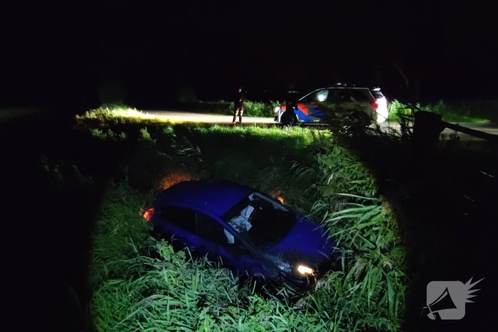 Auto belandt in sloot