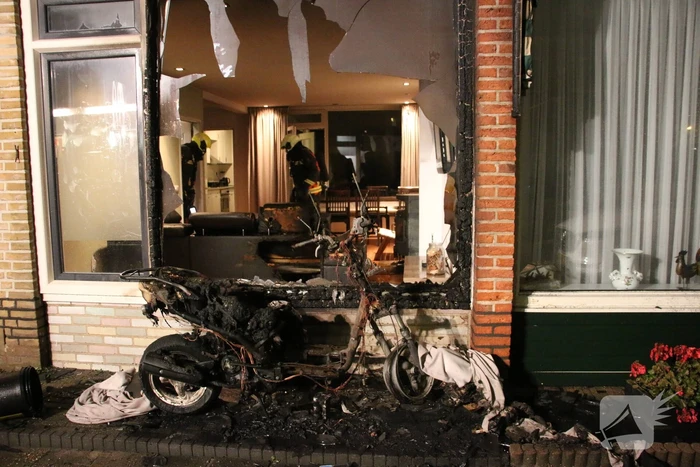 Scooterbrand slaat over na woning