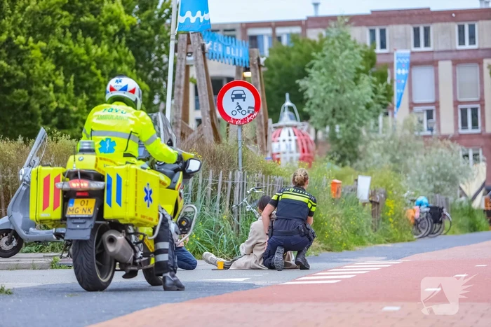 Overstekende scooterrijdster aangereden door automobilist Eemplein