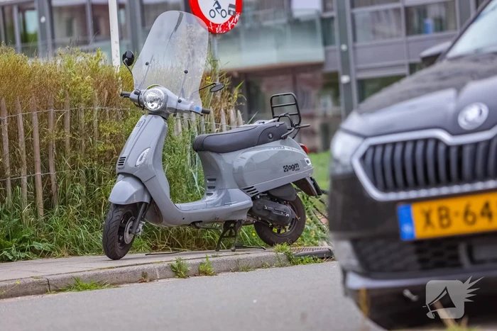 Overstekende scooterrijdster aangereden door automobilist Eemplein