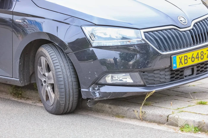Overstekende scooterrijdster aangereden door automobilist Eemplein