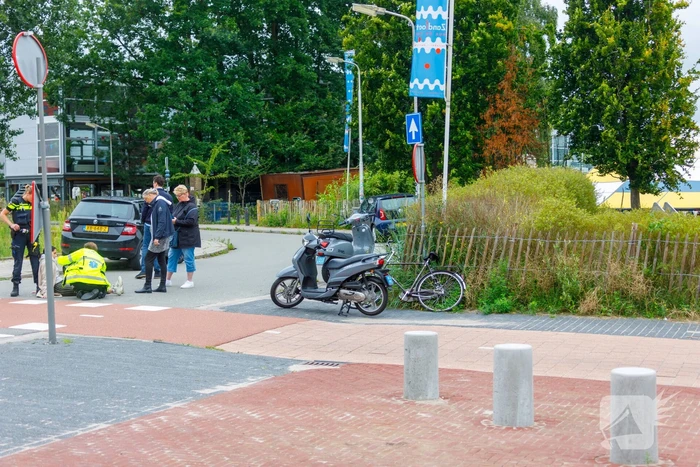 Overstekende scooterrijdster aangereden door automobilist Eemplein