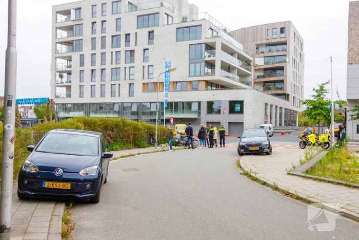 Overstekende scooterrijdster aangereden door automobilist Eemplein