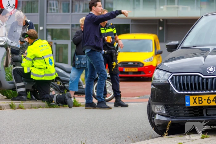 Overstekende scooterrijdster aangereden door automobilist Eemplein