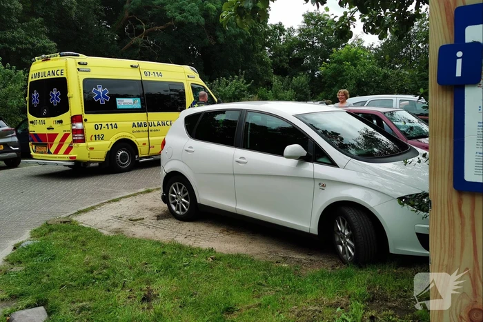 Botsing tijdens inparkeren op parkeerplaats