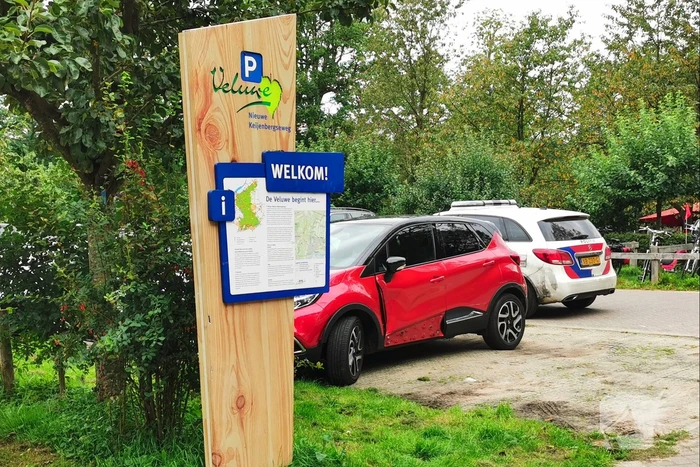 Botsing tijdens inparkeren op parkeerplaats