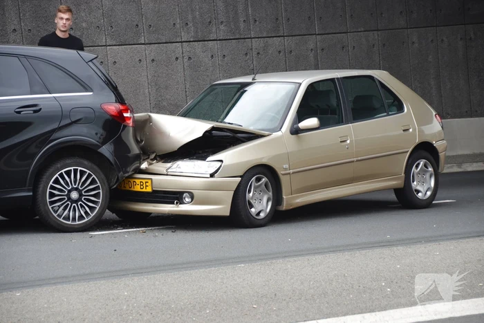 Flinke schade bij botsing M C Escher Akwaduct