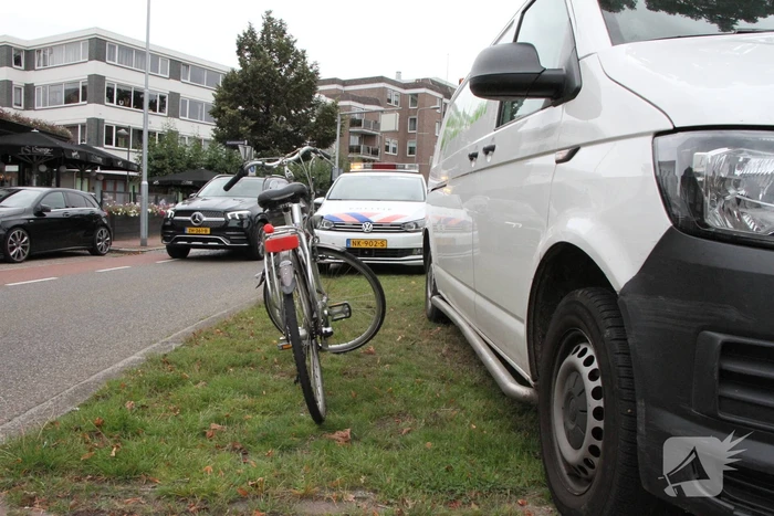 Vrouw gewond bij botsing met bestelbus