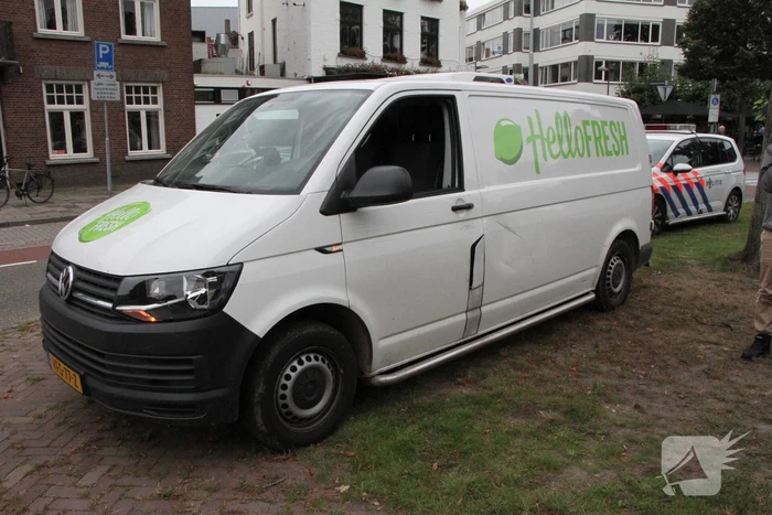 Vrouw gewond bij botsing met bestelbus